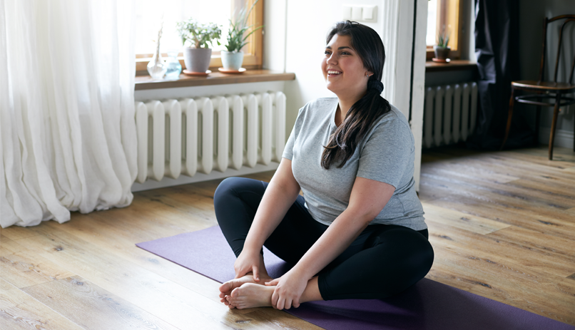 Imagem Mulher sentada meditando