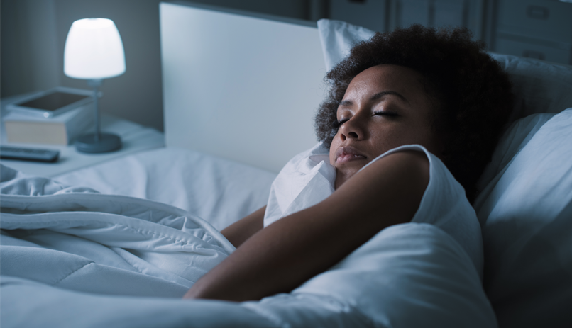 Imagem Mulher negra deitada na cama dormindo