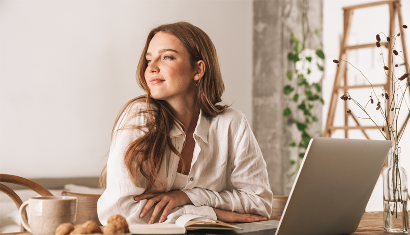 Imagem Mulher sorridente trabalhando home office