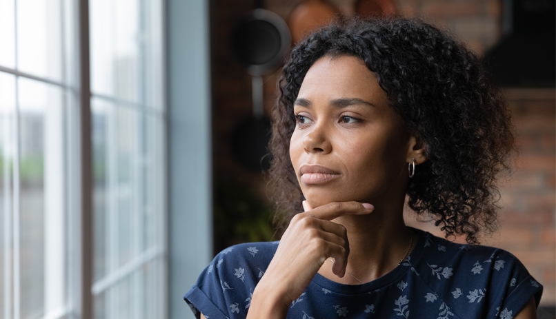 Imagem Mulher negra olhando pela janela. 