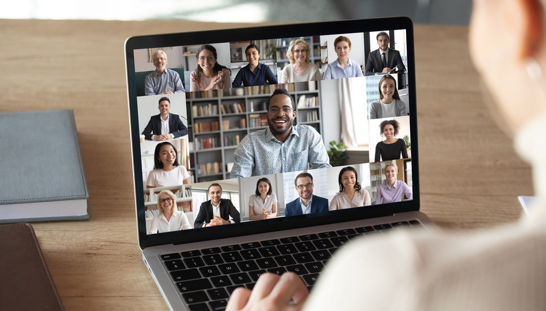 Imagem Reunião no computador home oficce com imagem de homem negro como protagonista