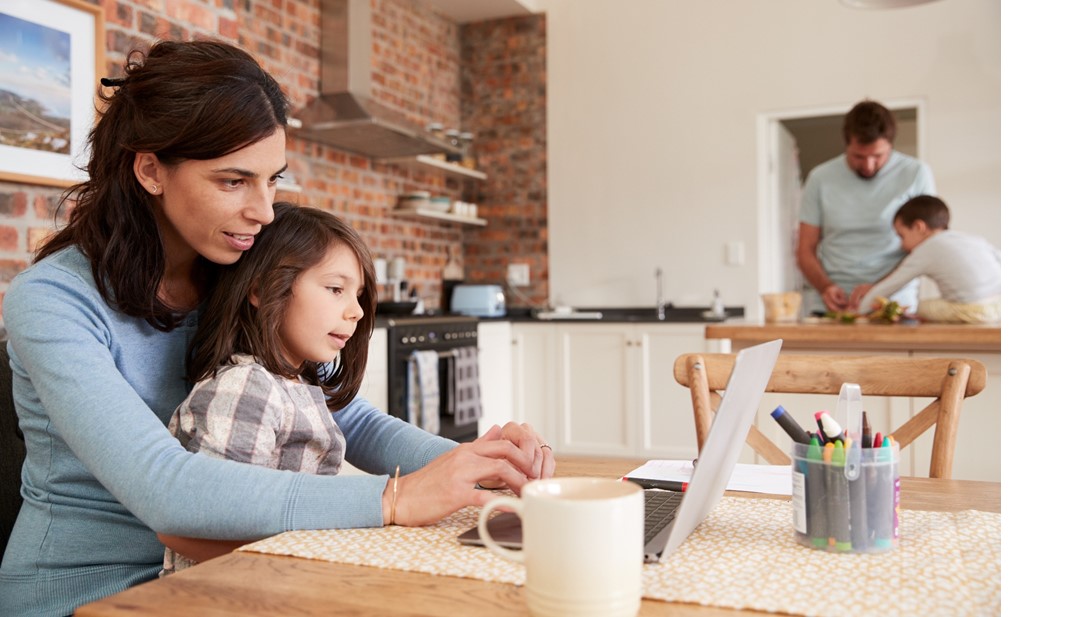 Imagem filhos representando uma familia em homeoffice