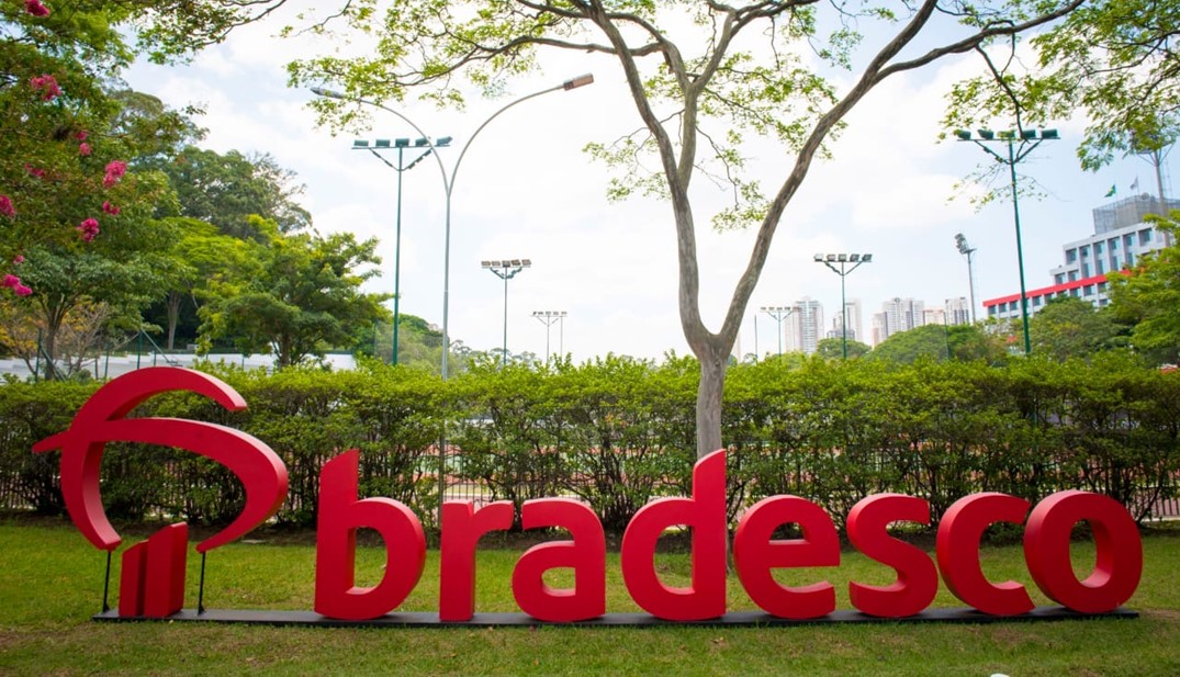 Imagem Logo do bradesco em frente a um prédio na cidade de Deus