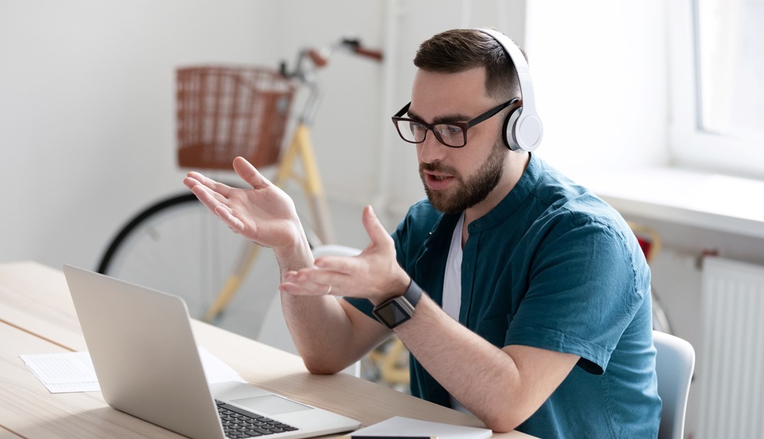 Imagem Homem em reunião digital via computador