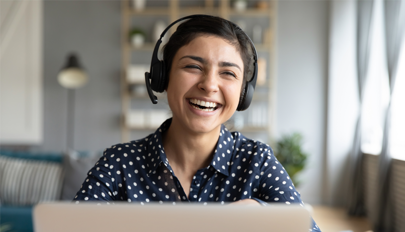 Mulher mexendo no computador sorrindo