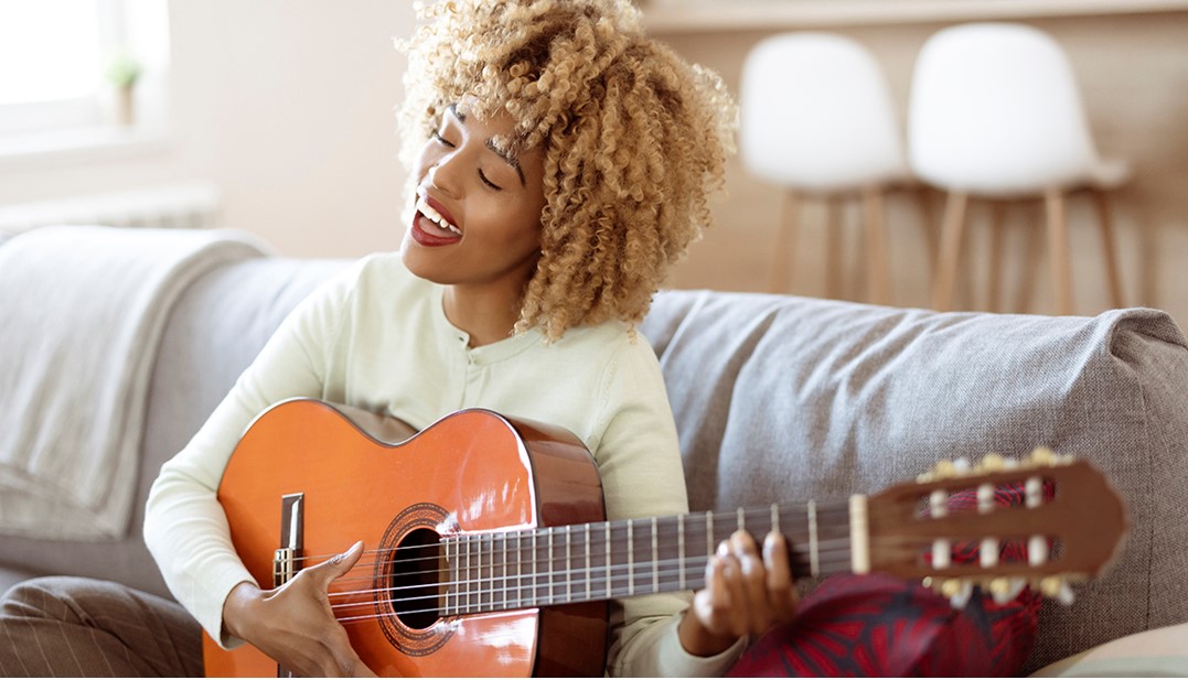 Mulher negra tocando vioão