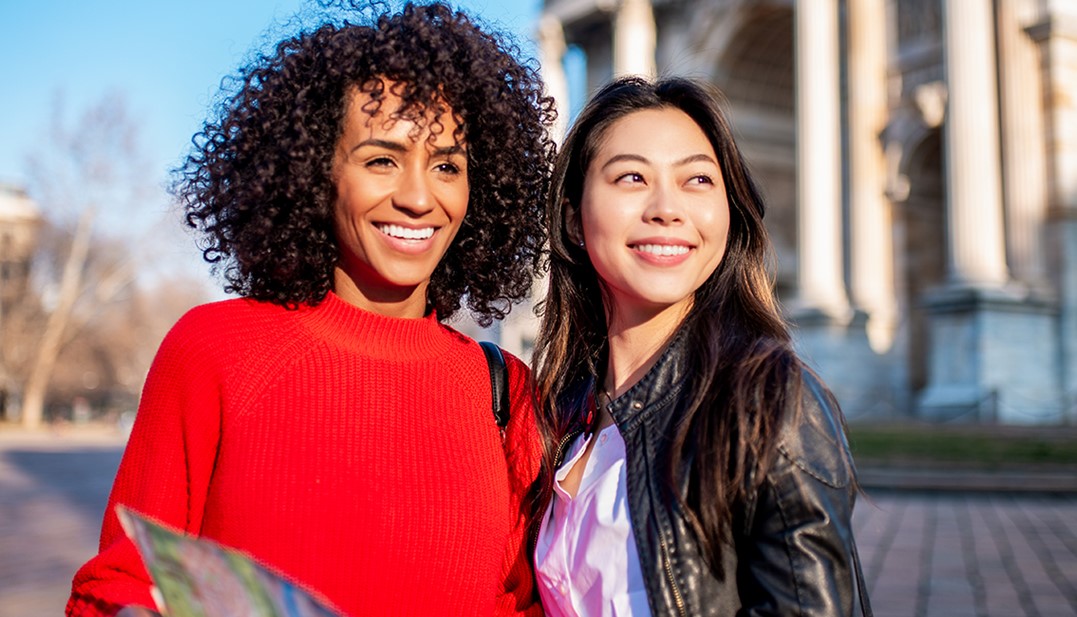 duas mulheres sorrindo