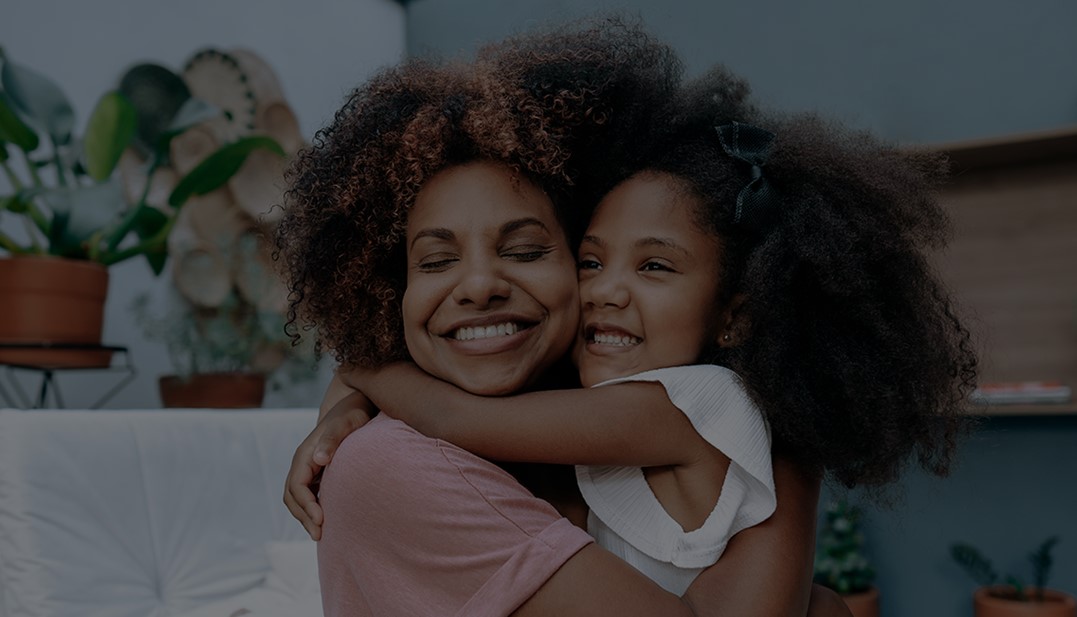 Mãe e filha se abraçando