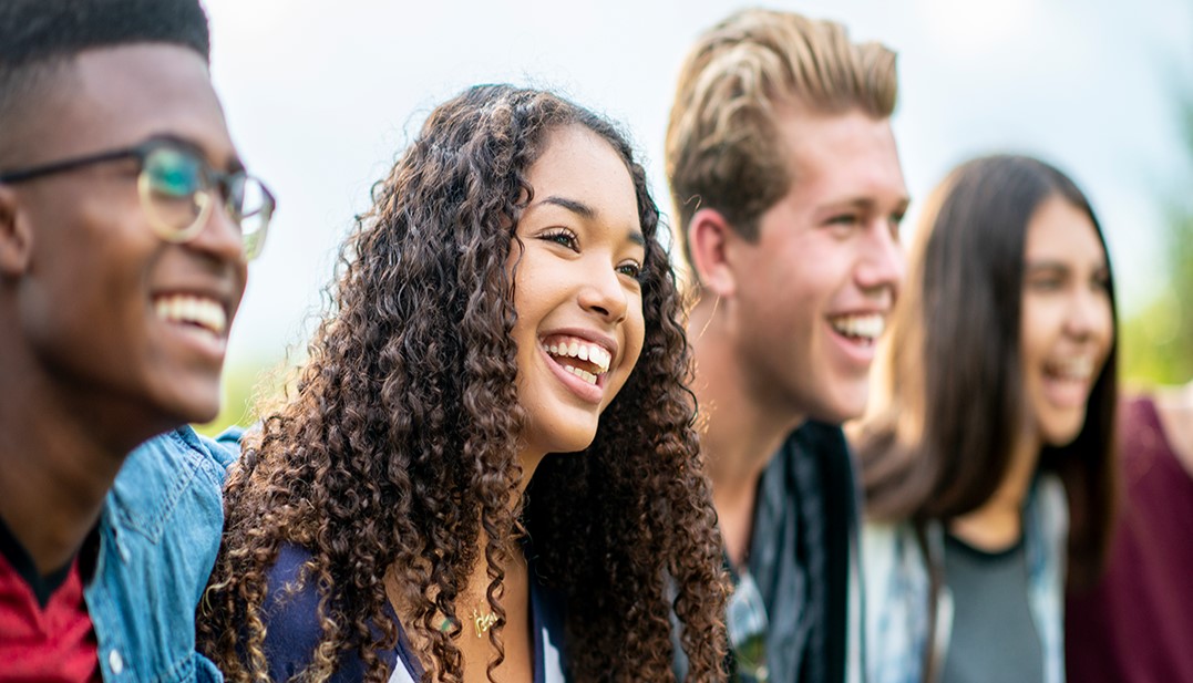 Grupo de jovens sorrindo