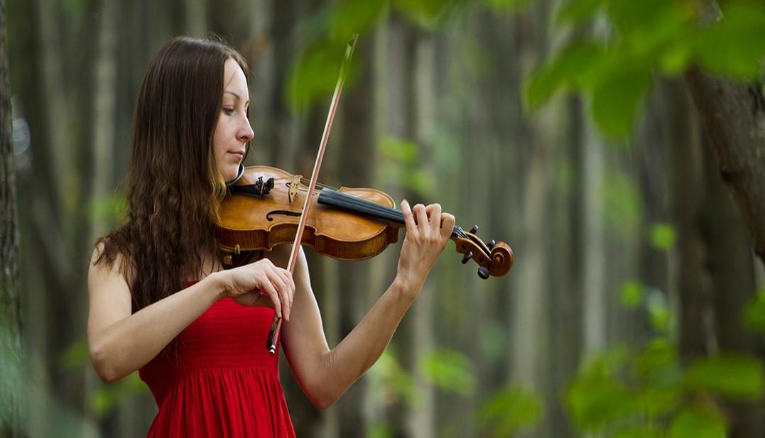 Mulher tocando violino